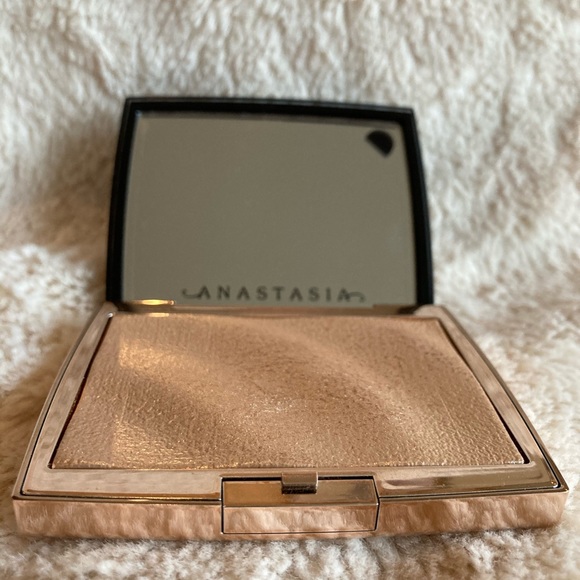 Anastasia Beverly Hills Other - Anastasia Beverly Hills Amrezy Highlighter